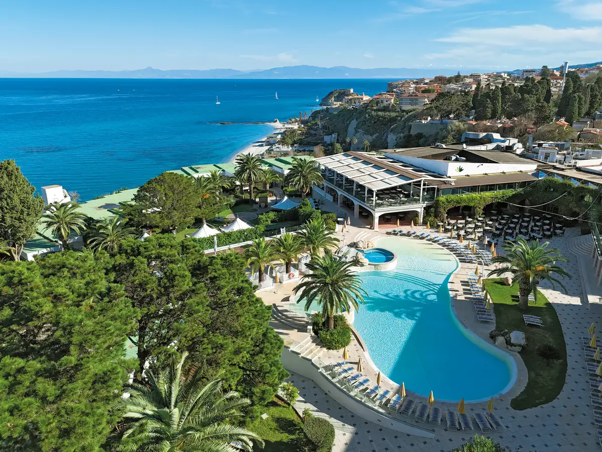 ALDIANA ROCCA NETTUNO Poollandschaft