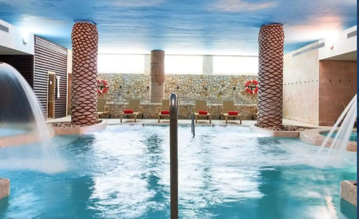 Hotel & Spa S’Entrador Innenpool