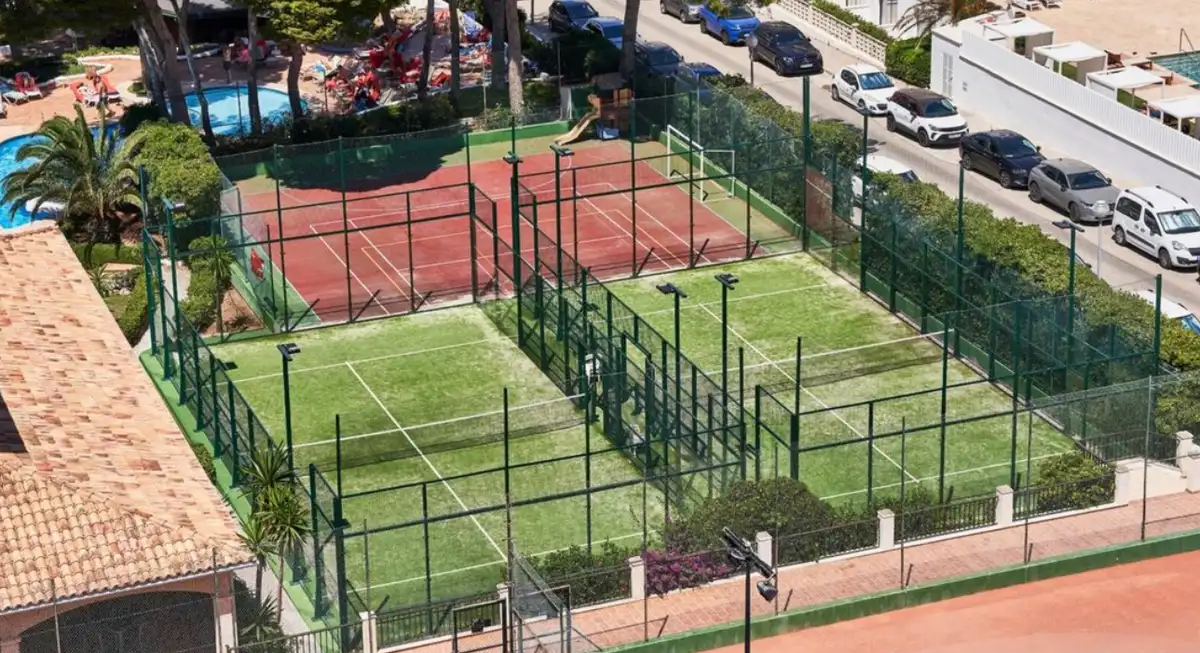 Hotel & Spa S’Entrador Padel Courts