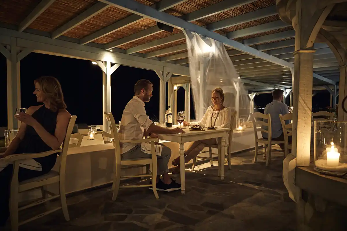 Robinson Daidalos Abend Terrasse